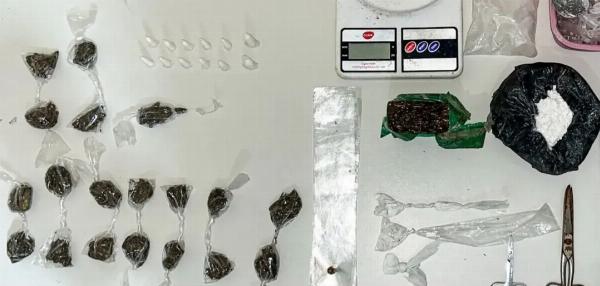 Homem é preso por tráfico de drogas após tentar fugir da PM em Irará