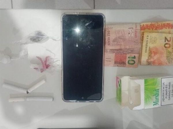 Homem tenta subornar PMs com R$ 2 mil após ser flagrado com drogas em Araci