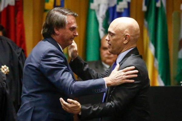 Moraes autoriza prisão domiciliar para Jair Bolsonaro após internação