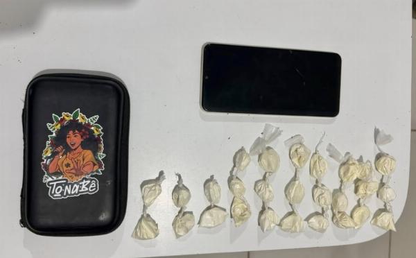 Homem com mandado de prisão por homicídio é preso com drogas em ônibus na BR-116, em Serrinha