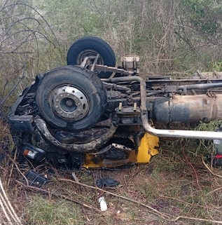 Caminhoneiro escapa ileso após caminhão capotar e pegar fogo na região de Jacobina