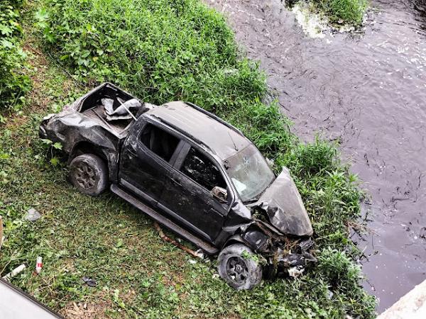 Empresário sobrevive à queda de caminhonete em ponte na BR-324 em Jacobina