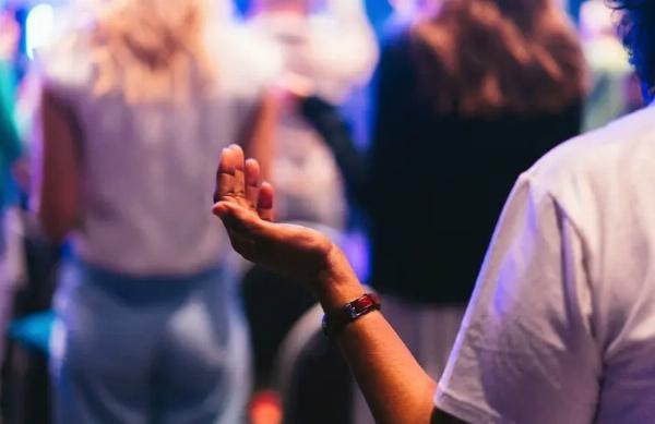 Pastor e igreja são condenados a pagar R$ 5 mil após "revelação" durante culto