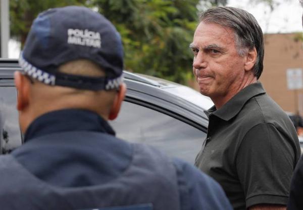 Bolsonaro sofre traumatismo craniano após queda em cela da PF