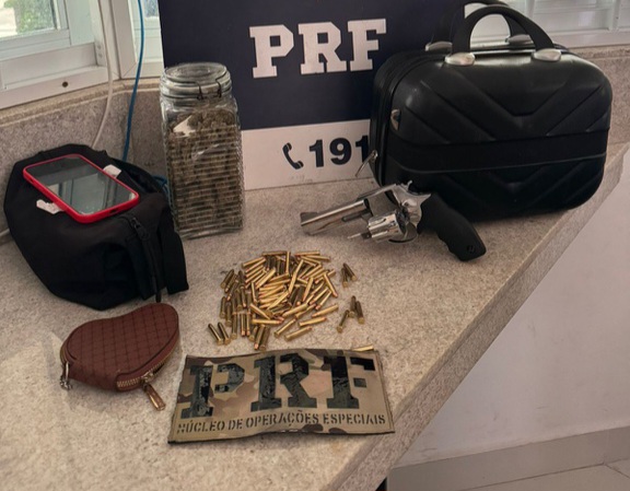 PRF intercepta ônibus que seguia para Capim Grosso e apreende entorpecentes e arma