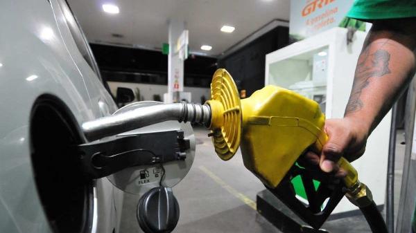 Petrobras reduz preço da gasolina para distribuidoras em 5,2%