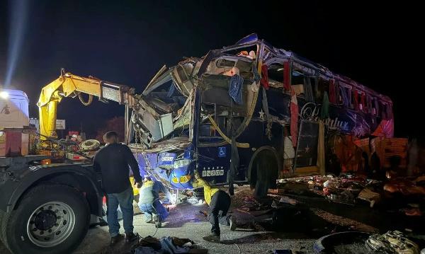 Ônibus que seguia para Senhor do Bonfim se envolve em acidente com seis mortos em MG