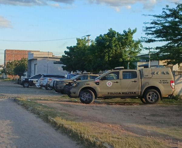 Mulher é presa em Serrinha após esfaquear irmão durante briga por sofá
