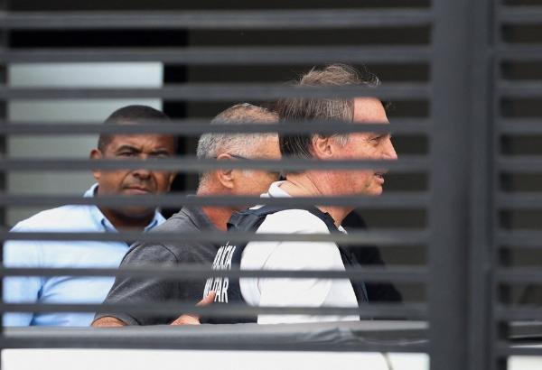 Após ter alta, Bolsonaro deixa hospital e vai para prisão domiciliar