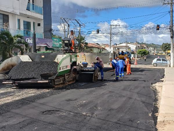 Prefeitura inicia "banho de asfalto" no Centro de Serrinha após obras de esgotamento sanitário