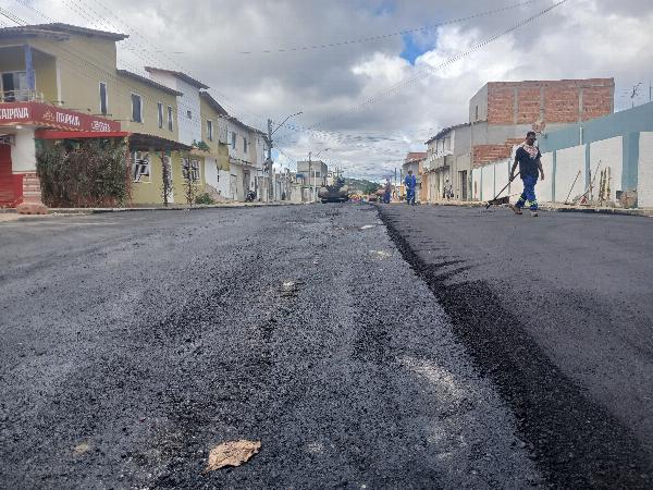 Prefeitura inicia "banho de asfalto" no Centro de Serrinha após obras de esgotamento sanitário