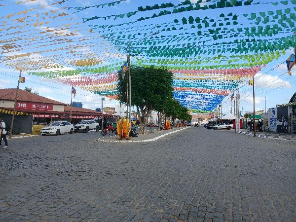 Disparo de arma de fogo assusta foliões no primeiro dia do São João de Serrinha
