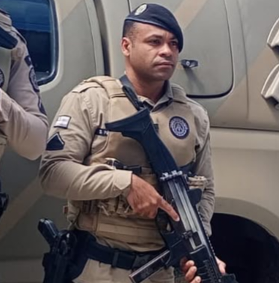 PM morre após bater moto na traseira de retroescavadeira durante patrulhamento em Cansanção