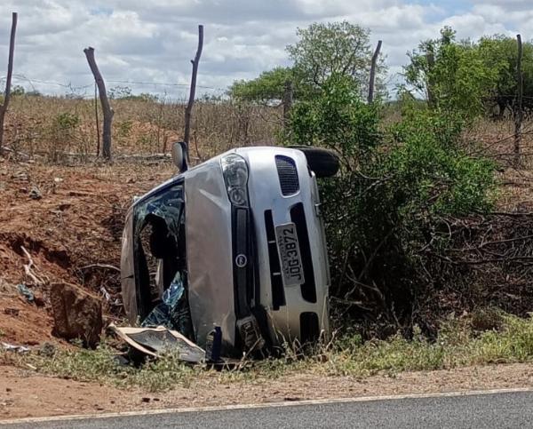 Capotamento após estouro de pneu deixa duas pessoas feridas em Queimadas