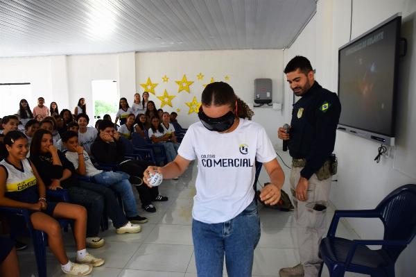 A Polícia Rodoviária Federal (PRF) realizou nos dias 9 e 10 de fevereiro no Colégio Comercial Serrinha um ciclo de palestras para alunos do ensino fundamental e médio, com temas voltados para educação para o trânsito. O evento, que teve 3 palestras durante a jornada, alcançou cerca de 310 estudantes, que acompanharam atentamente as exposições e participaram de forma ativa das discussões e dinâmicas propostas. A ação contou com palestras, apresentação de equipamentos e simulação de embriaguez. A iniciativa proporcionou um espaço de diálogo e reflexão, reforçando o compromisso da PRF com a educação como ferramenta de prevenção de acidentes e transformação social. A instituição acredita que o conhecimento e a conscientização são fundamentais para reduzir a violência no trânsito e fomentar valores de respeito, solidariedade e responsabilidade.