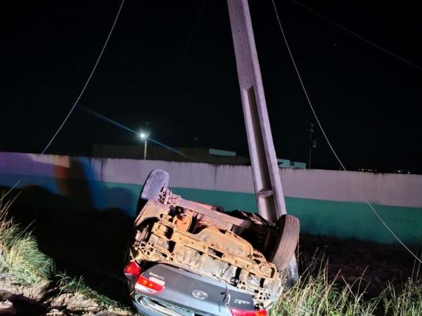 Homem morre após carro capotar e se chocar contra poste na zona rural de Biritinga