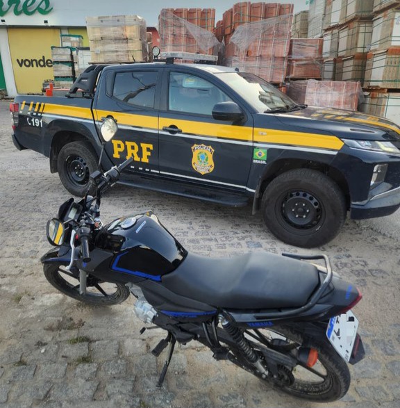 Em Senhor do Bonfim, PRF recupera motocicleta com registro de furto