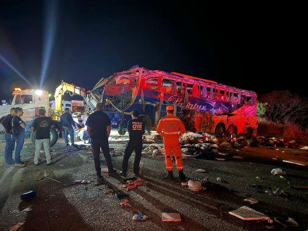 Ônibus que seguia para Senhor do Bonfim se envolve em acidente com seis mortos em MG