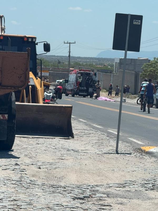 PM morre após bater moto na traseira de retroescavadeira durante patrulhamento em Cansanção