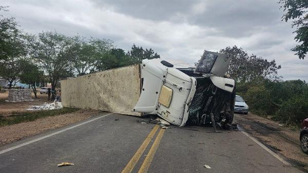 Acidente entre carreta e ônibus escolar deixa quatro feridos na BR-116, em Serrinha