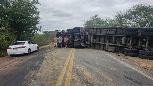 Acidente entre carreta e ônibus escolar deixa quatro feridos na BR-116, em Serrinha