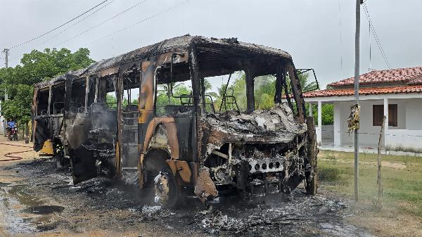 Ônibus escolar pega fogo na zona rural de Barrocas; alunos conseguem sair antes das chamas