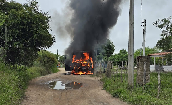 Ônibus escolar pega fogo na zona rural de Barrocas; alunos conseguem sair antes das chamas