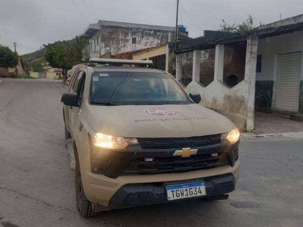 Mulher foge pela janela com filho no colo após invasão de casa em Pedra Alta