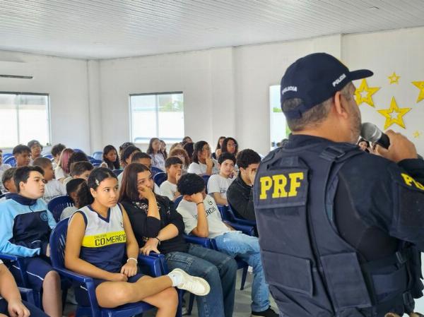 PRF promove palestras sobre cidadania e trânsito seguro em Serrinha