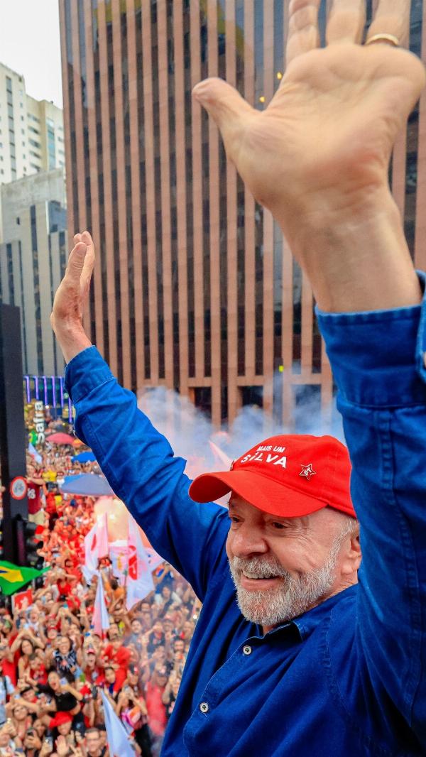 Lula conquista virada inédita no segundo turno e é reeleito para 4º mandato