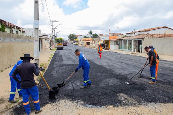 Prefeitura inicia "banho de asfalto" no Centro de Serrinha após obras de esgotamento sanitário