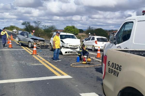 Dois comerciantes morrem em acidente com quatro veículos na BA-052, em Ipirá