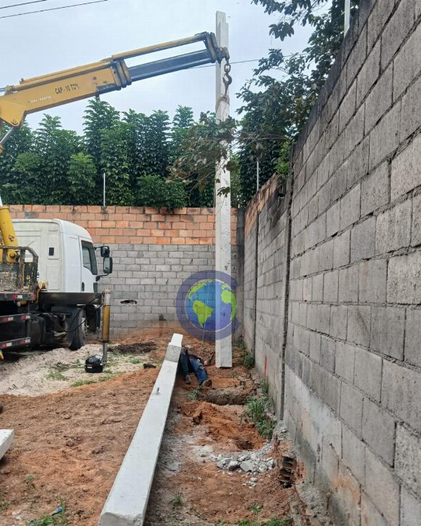 Três trabalhadores ficam feridos após descarga elétrica durante obra de galpão em Serrinha
