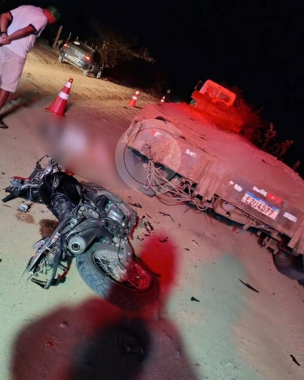 Auxiliar de sondagem morre após colisão com caminhão parado na zona rural de Teofilândia