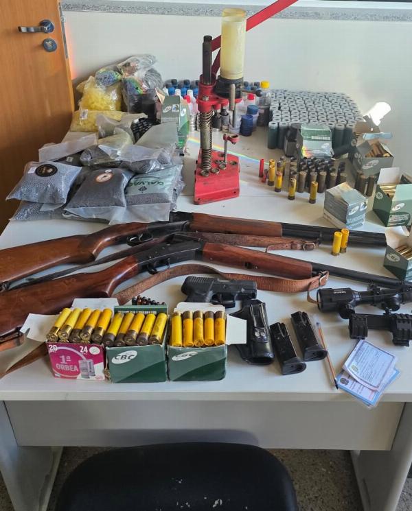 Homem é preso com armas e materiais para fabricação de munições em Ponto Novo