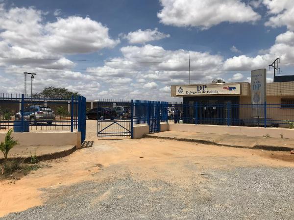 Empresário é preso por suspeita de estuprar a própria filha em Ribeira do Pombal