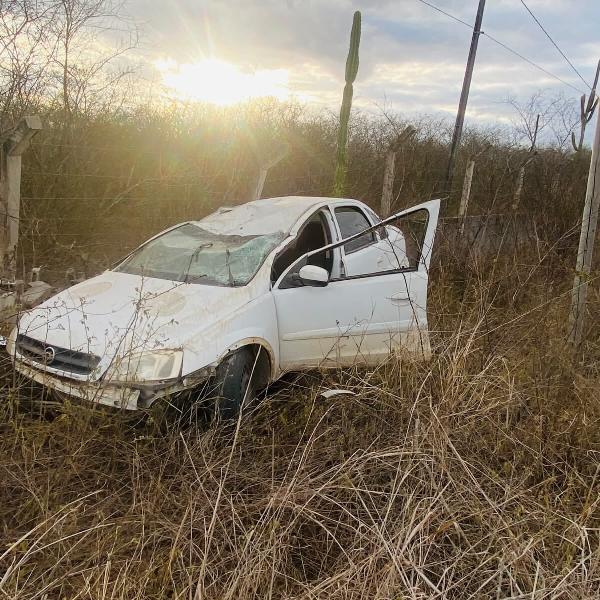 Motorista fica ferido após carro capotar na BA-120 entre Coité e Retirolândia