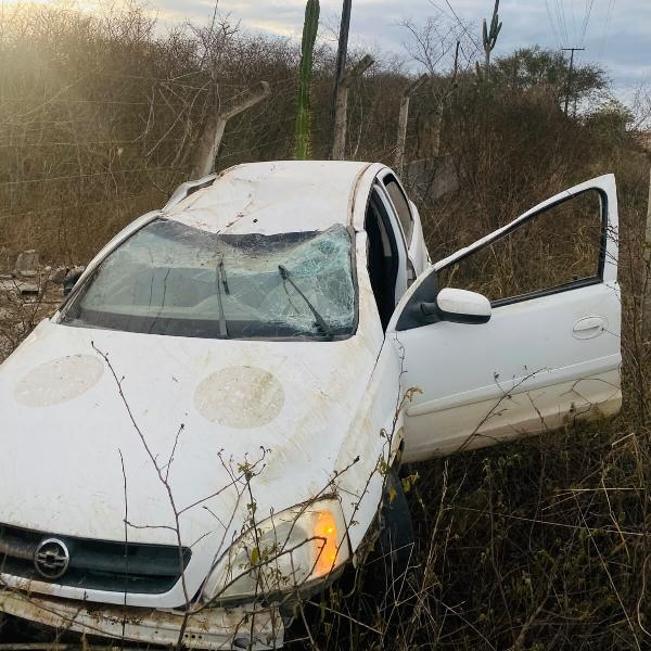 Motorista fica ferido após carro capotar na BA-120 entre Coité e Retirolândia
