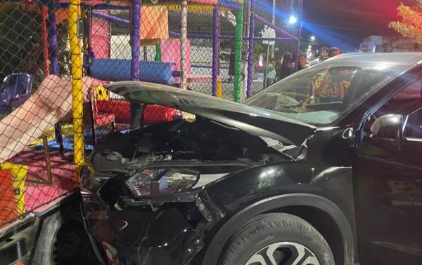 Carro invade brinquedo infantil após motorista passar mal em Conceição do Coité