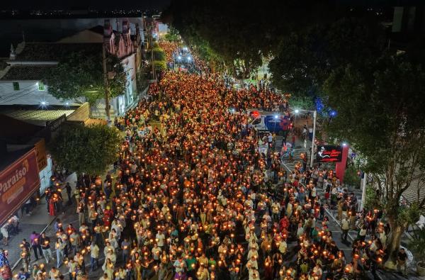 Mais de 20 mil fiéis participam da Procissão do Fogaréu em Serrinha