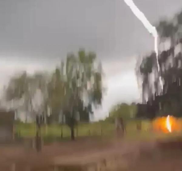 Vídeo: homem a cavalo escapa de ser atingido por raio no interior da Bahia