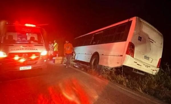 Irmãos morrem após colisão entre carro e micro-ônibus na BA-120, em Valente