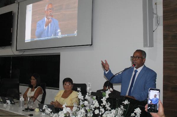 Sessão solene empossa 17 vereadores e elege Junior Bigode presidente da Câmara Municipal de Serrinha