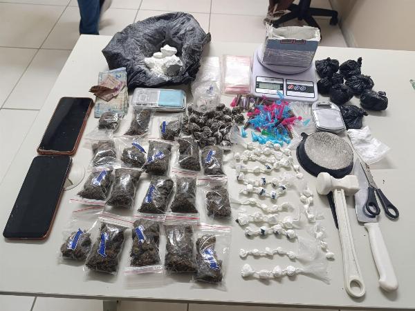 CETO apreende drogas e prende mulher em operação contra o tráfico de drogas em Serrinha