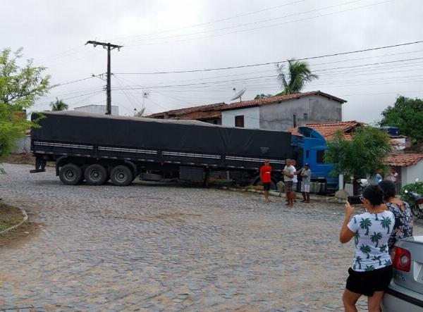 Carreta desgovernada colide com residências em Teofilândia