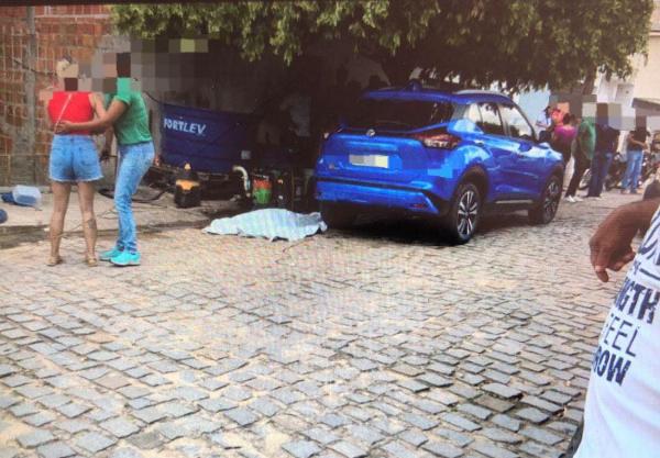 Homem é morto a tiros em São Domingos; PM prende dois suspeitos
