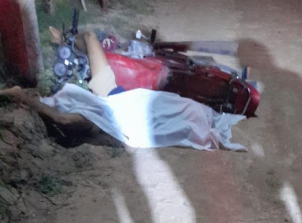 Jovem morre após bater moto contra poste e passageiro fica ferido em Serrinha