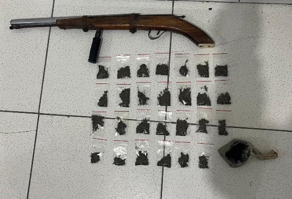 SERRINHA - PM apreende arma e drogas após fuga de suspeitos na zona rural