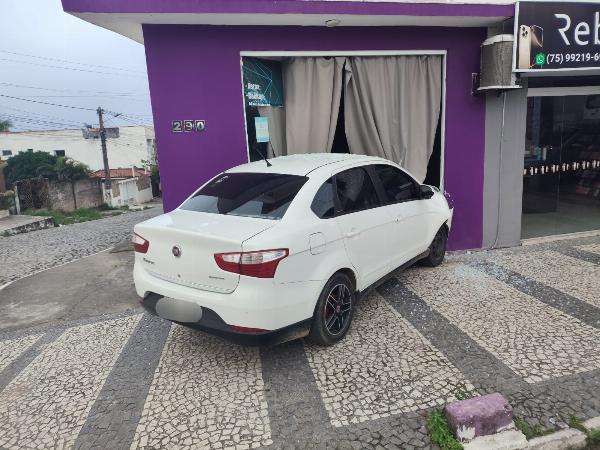 Carro desgovernado desce ladeira e atinge loja em Serrinha