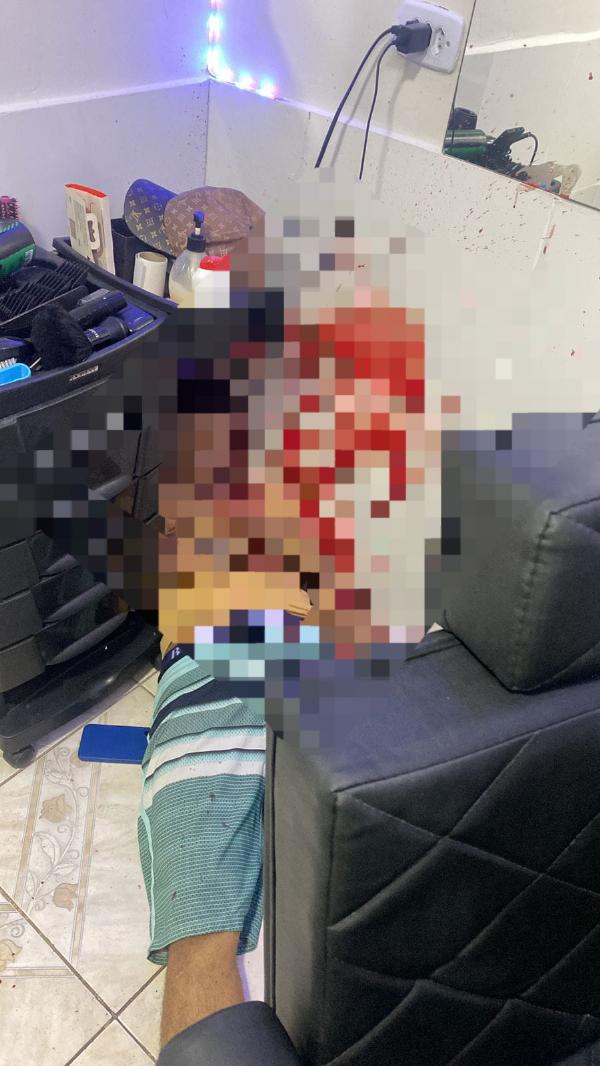 Homem é morto a tiros enquanto cortava o cabelo em barbearia de Cansanção
